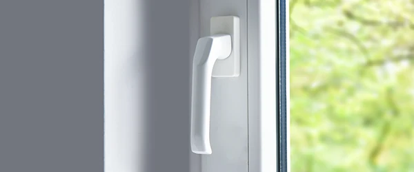 Modernes PVC-Kunststofffensters in einem Zimmer.