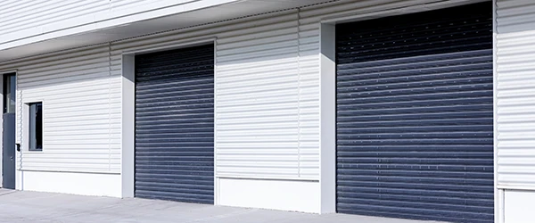 Graue Rollladentürwand im großen Werkslage