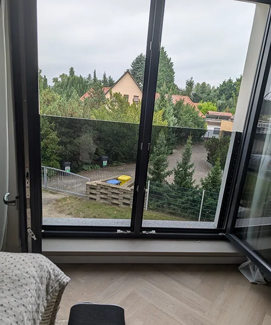 Absturzsichernde Verglasung in grau an einem bis zum Boden gehenden Fenster