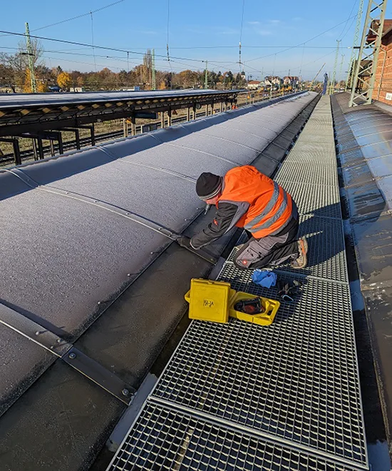 Verglasung eines Dachs an einem Bahnhof