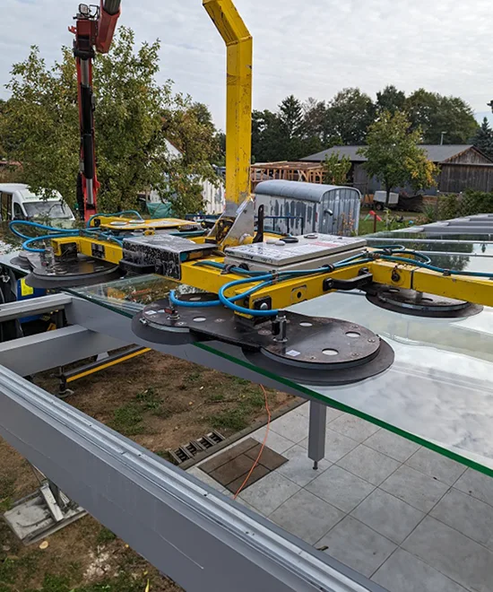 Dachverglasung einer Terrasse mit einem Kran