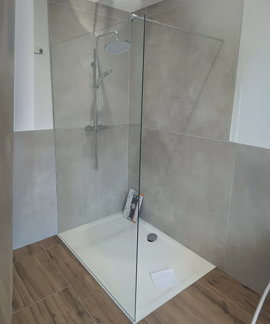 Einsatz einer neuen Duschwand in eine ebenerdigen Dusche