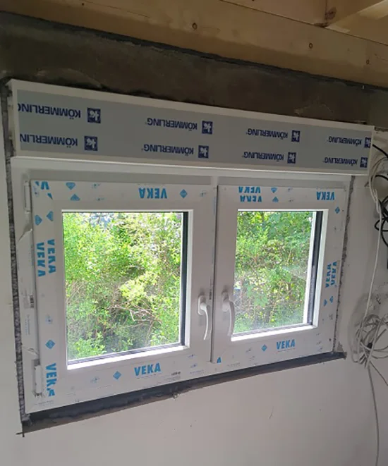 Einbau von neuen Fenstern in ein Gebäude