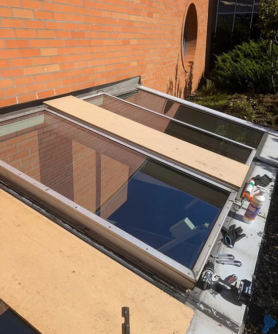 Neuverglasung eines Lichtschachts eines Klinkergebäudes