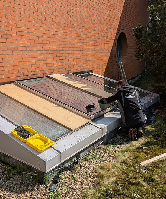 Neuverglasung eines Lichtschachts eines Klinkergebäudes