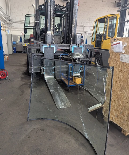 Verglasung von Baumaschinen in einer Halle