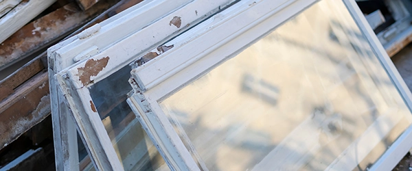 Alte Holzfensterrahmen. Austausch alter Holzfenster für eine höhere Energieeffizienz.