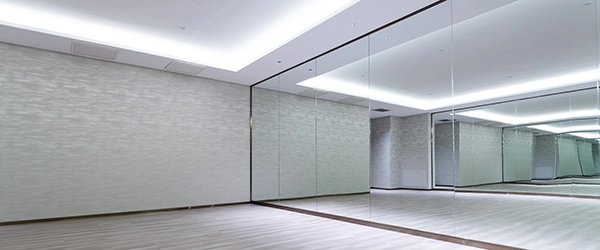 Innenraum eines leeren Tanzstudios mit Spiegelwand